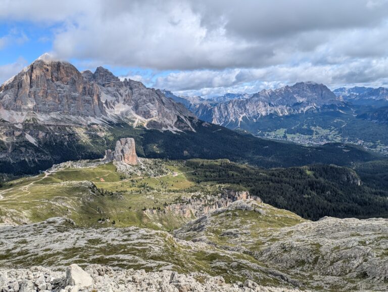 Cinque Torri Hike to Rifugio Averau and Rifugio Nuvolau: Dolomites Guide